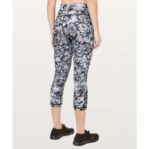 Lululemon Wunder Under Crop in Night Garden Ice Grey Black pattern. Size 4